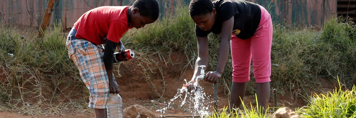 South Africa Children Collecting Water. Photo Credit: Reuters-Alamy Stock Photo