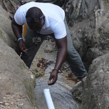 A TEPAC measures free chlorine residual in water sample from a rural drinking water system. Credit: CDC Foundation